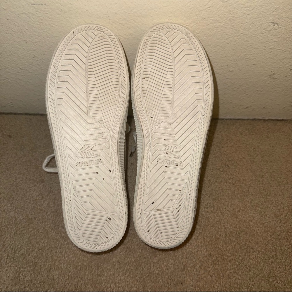 Cariuma White Low-Top Sneakers with Lime Green Insole - Picture 3 of 11